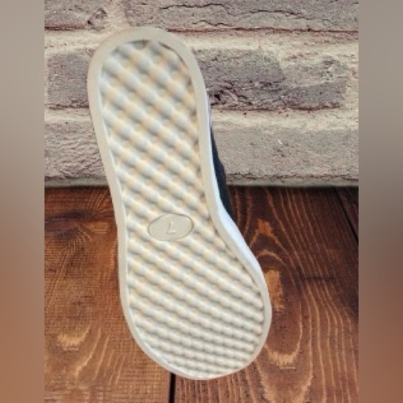 Sneakers for 2024 and beyond! Size 7 women's! - Picture 9 of 10